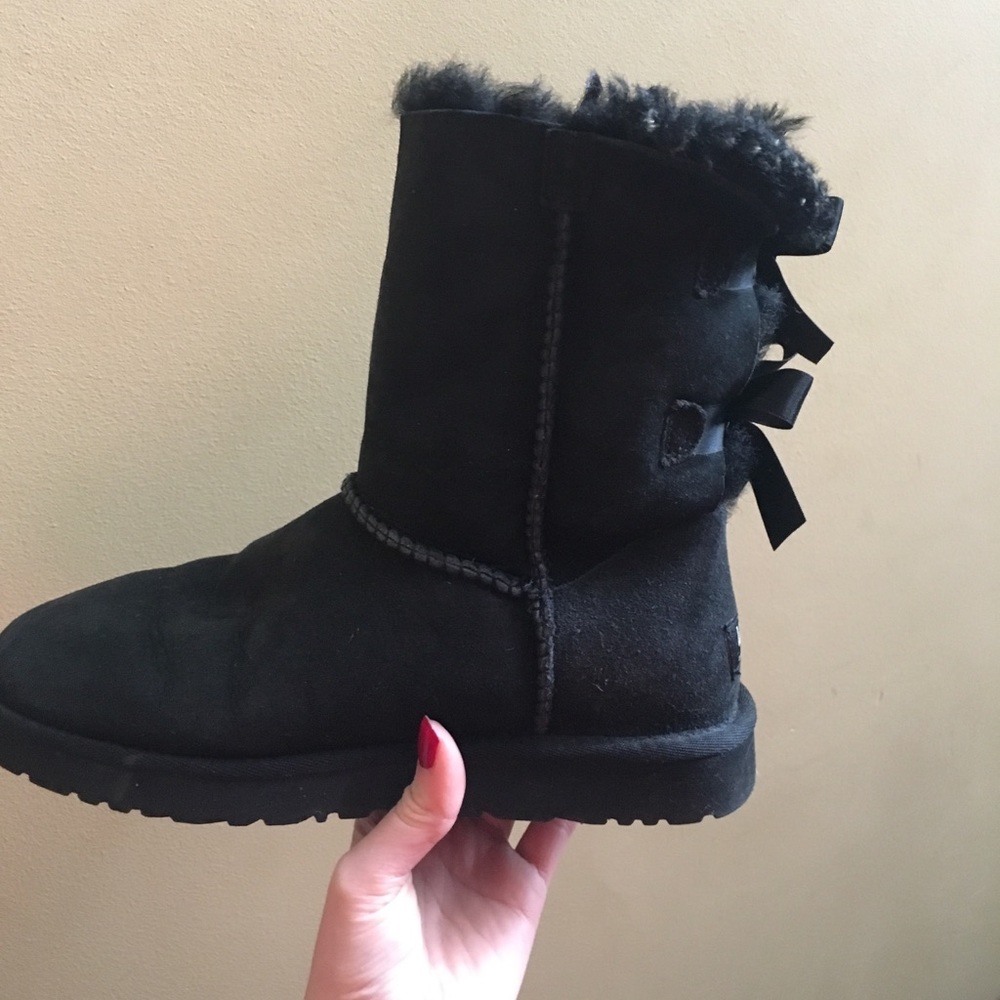 Black ribbon uggs
